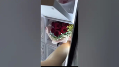 밭에 있는 신선한 꽃 판매 기계