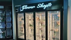 신선한 꽃 판매 기계, 냉장고의 투명한 로커.