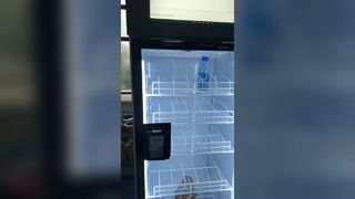 미국 창고의 AI 스마트 냉장고